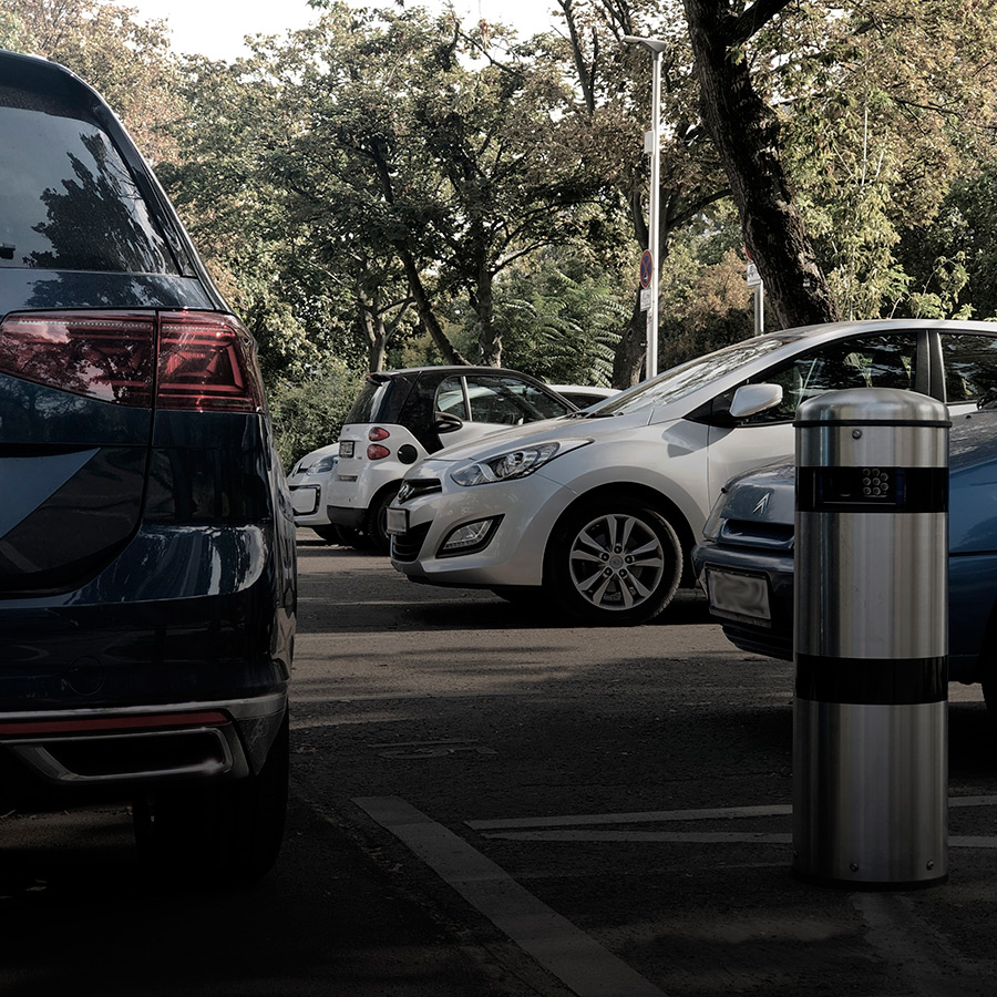 Parken und städtische Infrastruktur: Von Parkscheinautomaten, über Kamerasysteme bis hin zu Handwerkerparkausweisen ist das Portfolio sehr vielseitig