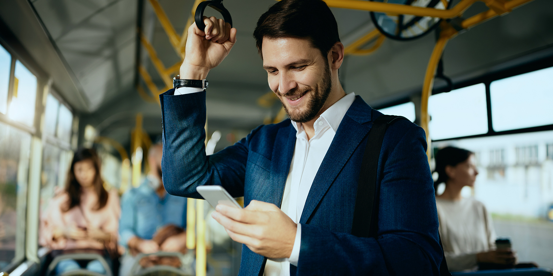 mężczyzna używający aplikacji Mobilet do zakupu biletu autobusowego